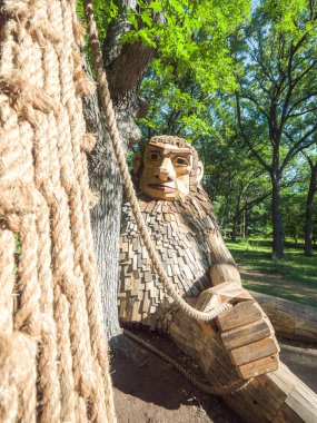 Lisle, IL - 7 Temmuz 2018: Thomas Dambo tarafından inşa edilmiş geri kereste oluşturulan dev dev heykeller Morton Arboretum 2019 yazında aracılığıyla şimdi ziyaretçiler eğlendirmek.