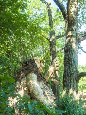 Lisle, IL - 7 Temmuz 2018: Thomas Dambo tarafından inşa edilmiş geri kereste oluşturulan dev dev heykeller Morton Arboretum 2019 yazında aracılığıyla şimdi ziyaretçiler eğlendirmek.