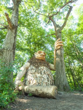 Lisle, IL - 7 Temmuz 2018: Thomas Dambo tarafından inşa edilmiş geri kereste oluşturulan dev dev heykeller Morton Arboretum 2019 yazında aracılığıyla şimdi ziyaretçiler eğlendirmek.