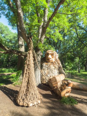 Lisle, IL - 7 Temmuz 2018: Thomas Dambo tarafından inşa edilmiş geri kereste oluşturulan dev dev heykeller Morton Arboretum 2019 yazında aracılığıyla şimdi ziyaretçiler eğlendirmek.