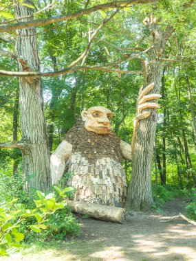 Lisle, IL - 7 Temmuz 2018: Thomas Dambo tarafından inşa edilmiş geri kereste oluşturulan dev dev heykeller Morton Arboretum 2019 yazında aracılığıyla şimdi ziyaretçiler eğlendirmek.