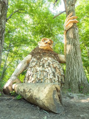 Lisle, IL - 7 Temmuz 2018: Thomas Dambo tarafından inşa edilmiş geri kereste oluşturulan dev dev heykeller Morton Arboretum 2019 yazında aracılığıyla şimdi ziyaretçiler eğlendirmek.