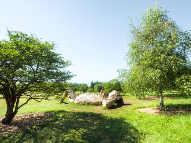 Lisle, IL - 7 Temmuz 2018: Thomas Dambo tarafından inşa edilmiş geri kereste oluşturulan dev dev heykeller Morton Arboretum 2019 yazında aracılığıyla şimdi ziyaretçiler eğlendirmek.
