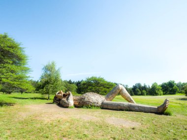 Lisle, IL - 7 Temmuz 2018: Thomas Dambo tarafından inşa edilmiş geri kereste oluşturulan dev dev heykeller Morton Arboretum 2019 yazında aracılığıyla şimdi ziyaretçiler eğlendirmek.
