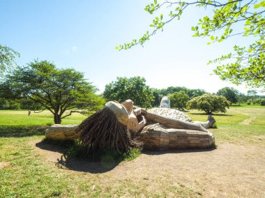 Lisle, IL - 7 Temmuz 2018: Thomas Dambo tarafından inşa edilmiş geri kereste oluşturulan dev dev heykeller Morton Arboretum 2019 yazında aracılığıyla şimdi ziyaretçiler eğlendirmek.