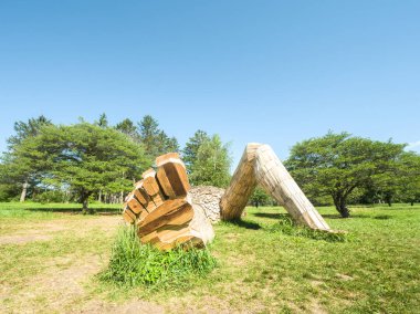 Lisle, IL - 7 Temmuz 2018: Thomas Dambo tarafından inşa edilmiş geri kereste oluşturulan dev dev heykeller Morton Arboretum 2019 yazında aracılığıyla şimdi ziyaretçiler eğlendirmek.