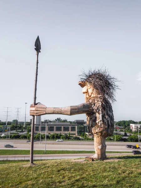 Lisle, IL - 7 Temmuz 2018: Joe dev dev heykel geri kereste Thomas Dambo tarafından oluşturulan koruyucu yakındaki otoyol ve Morton Arboretum ziyaretçiler üzerinde güneşli bir günde saatler.