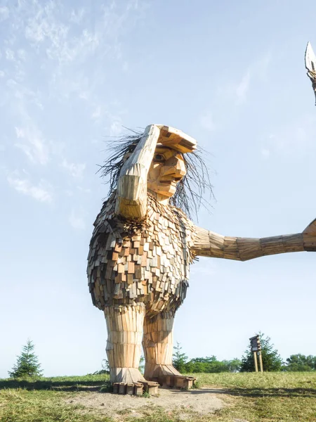 Lisle, IL - 7 Temmuz 2018: Joe dev dev heykel geri kereste Thomas Dambo tarafından oluşturulan koruyucu yakındaki otoyol ve Morton Arboretum ziyaretçiler üzerinde güneşli bir günde saatler.