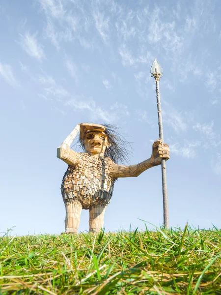 Lisle, IL - 7 Temmuz 2018: Joe dev dev heykel geri kereste Thomas Dambo tarafından oluşturulan koruyucu yakındaki otoyol ve Morton Arboretum ziyaretçiler üzerinde güneşli bir günde saatler.