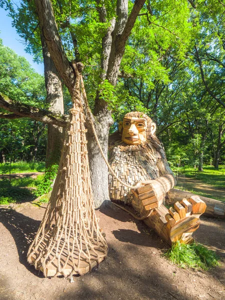 Lisle, IL - 7 Temmuz 2018: Thomas Dambo tarafından inşa edilmiş geri kereste oluşturulan dev dev heykeller Morton Arboretum 2019 yazında aracılığıyla şimdi ziyaretçiler eğlendirmek.