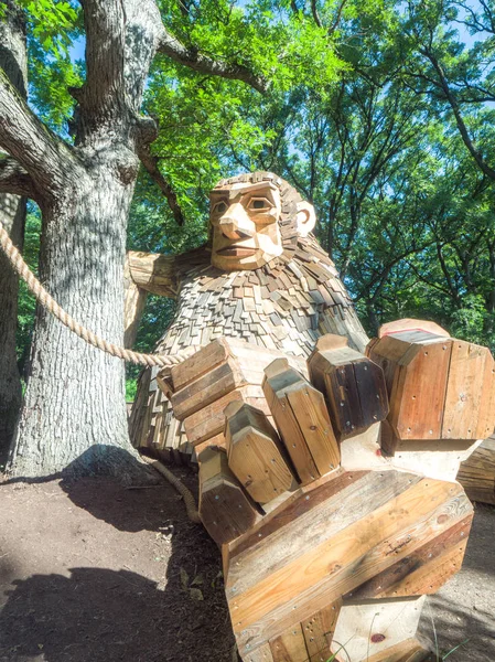 Lisle, IL - 7 Temmuz 2018: Thomas Dambo tarafından inşa edilmiş geri kereste oluşturulan dev dev heykeller Morton Arboretum 2019 yazında aracılığıyla şimdi ziyaretçiler eğlendirmek.