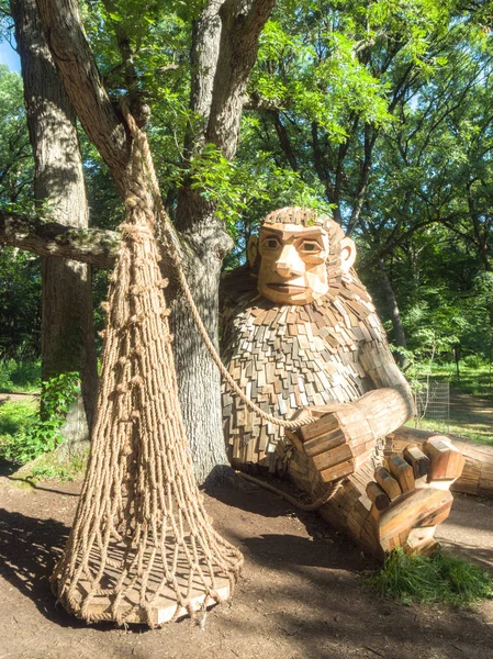 Lisle, IL - 7 Temmuz 2018: Thomas Dambo tarafından inşa edilmiş geri kereste oluşturulan dev dev heykeller Morton Arboretum 2019 yazında aracılığıyla şimdi ziyaretçiler eğlendirmek.