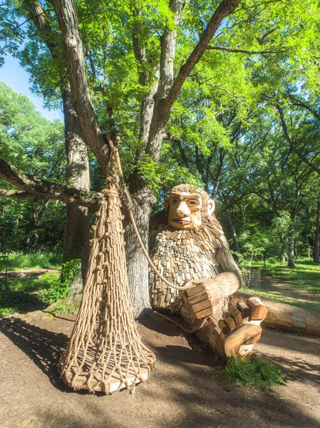 Lisle, IL - 7 Temmuz 2018: Thomas Dambo tarafından inşa edilmiş geri kereste oluşturulan dev dev heykeller Morton Arboretum 2019 yazında aracılığıyla şimdi ziyaretçiler eğlendirmek.