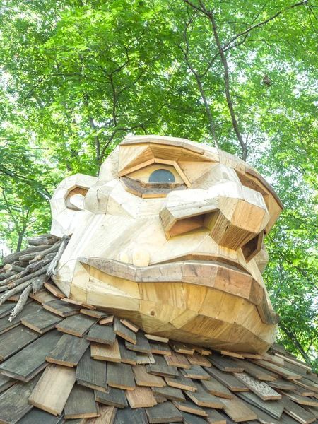 Lisle, IL - 7 Temmuz 2018: Thomas Dambo tarafından inşa edilmiş geri kereste oluşturulan dev dev heykeller Morton Arboretum 2019 yazında aracılığıyla şimdi ziyaretçiler eğlendirmek.