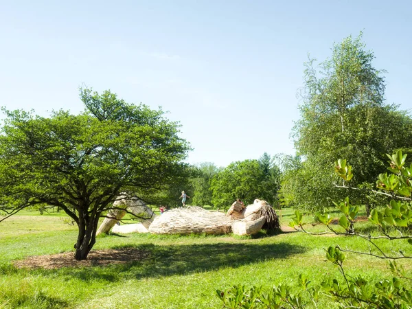 Lisle, IL - 7 Temmuz 2018: Thomas Dambo tarafından inşa edilmiş geri kereste oluşturulan dev dev heykeller Morton Arboretum 2019 yazında aracılığıyla şimdi ziyaretçiler eğlendirmek.
