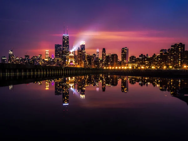 Güzel Uzun Pozlama Chicago Gece Manzarası Fotoğraf Içinde Sakin Bir — Stok fotoğraf