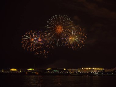Chicago, Il - 14th Temmuz 2018: Renkli havai fişek patlayabilir ve gökyüzü ve Michigan Gölü su kadar Navy Pier Cumartesi akşamı downtown Chicago ışık.