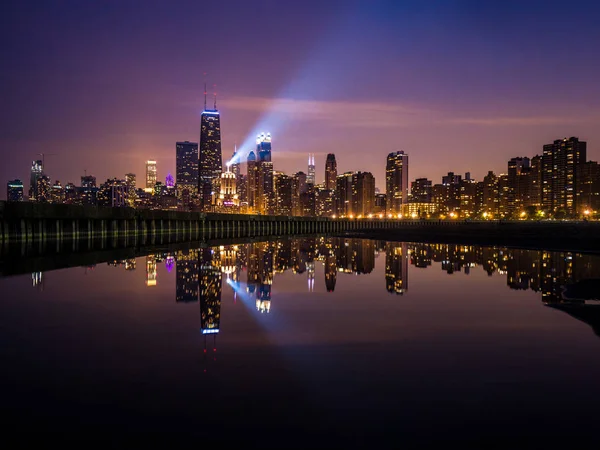 Hermosa Exposición Larga Foto Del Horizonte Noche Chicago Con Luces —  Fotos de Stock