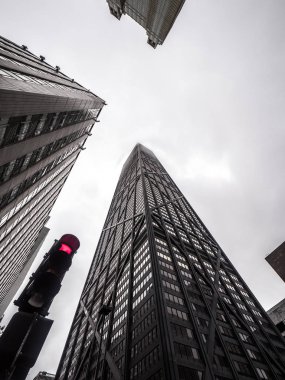 Güzel manzara Downtown Chicago Michigan Avenue stop ışık yakınındaki caddeden üst yukarıdaki bulutların içine kaybolur gibi bina bir gökdelenin tepesine doğru bakarken.