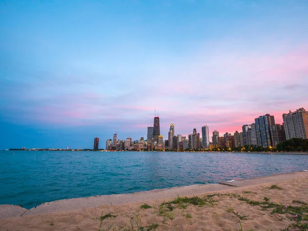 Красивая Панорамная Фотография Чикагского Горизонта Закате Пушистыми Пушистыми Фиолетовыми Розовыми — стоковое фото