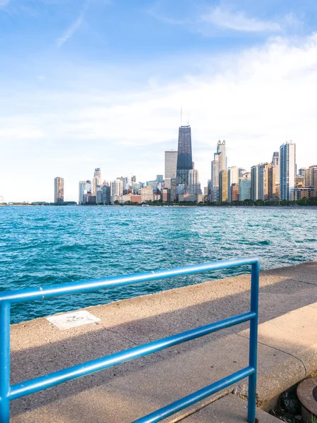 Bela Fotografia Horizonte Chicago Com Nuvens Brancas Fofas Céu Azul — Fotografia de Stock