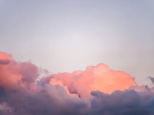 Wunderschöne Nahaufnahme Von Flauschigen Kumuluswolken Mit Rosa Und Lila Farbtönen — Stockfoto