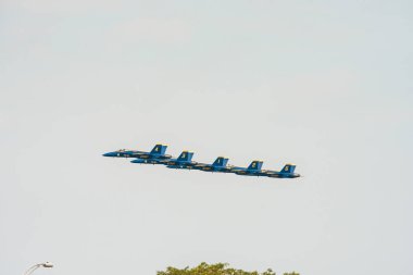 Chicago, Il - 20 Ağustos 2017: Amerika Birleşik Devletleri Deniz Kuvvetleri mavi meleklerin gösteri filosu jetler sineği şehrin kalabalık Kuzey Bulvarı Beach yakınındaki yıllık hava ve su gösterisi sırasında eğlenceli üzerinde