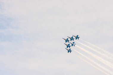Chicago, Il - 20 Ağustos 2017: Amerika Birleşik Devletleri Deniz Kuvvetleri mavi meleklerin gösteri filosu jetler sineği şehrin kalabalık Kuzey Bulvarı Beach yakınındaki yıllık hava ve su gösterisi sırasında eğlenceli üzerinde
