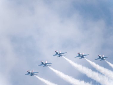 Chicago, IL - 17 Ağustos 2018: insanlar aşağıdan baktı gibi Amerika Birleşik Devletleri Hava Kuvvetleri Thunderbird sinek şehrin üzerinde bir Cuma uygulamaları için yıllık hava ve su gösterisi sırasında jetler.