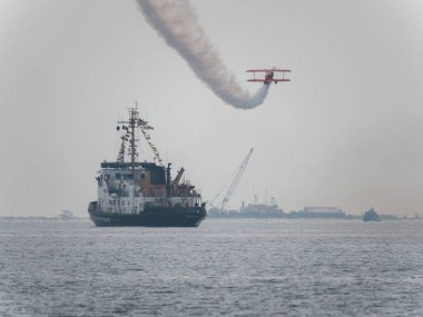 Chicago, IL - 17 Ağustos 2018: Sean D. Tucker ve takım Oracle bir sahil güvenlik botu üzerinde bir alıştırma oturumu sırasında Michigan Gölü yıllık hava ve su gösteri için geçen seyirci eğlendirmek.