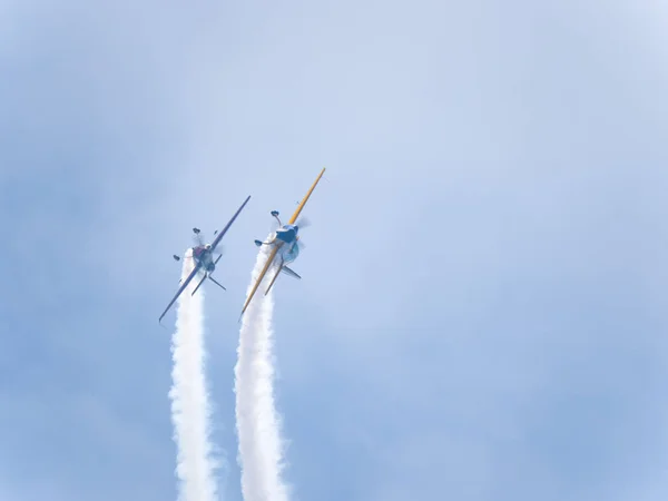 毎年恒例の空気と水のショーの練習中にその都市の飛行機転倒するとマットの行商人のファイアーバーズ デルタ チームのメンバーと一緒に飛ぶシカゴ イリノイ 2018 — ストック写真