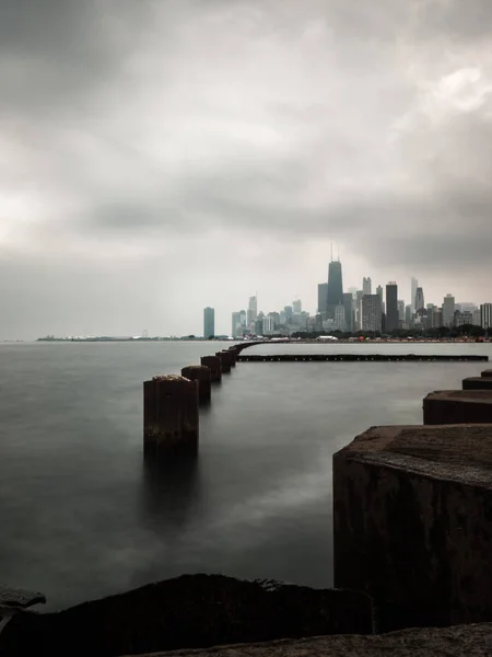 Gri Ile Chicago Siluetinin Güzel Fotoğraf Gökyüzünde Bulutlar Çelik Yığınları — Stok fotoğraf