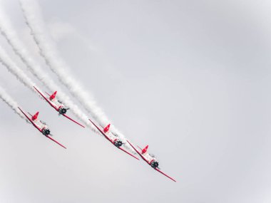 Chicago, IL - 18 Ağustos 2018: Akrobasi ekibi duman yollar şehrin üzerinde bırakarak ve aşağıdan yıllık hava ve su gösteriyi izledikten kalabalık eğlenceli stunts gerçekleştirir yağlar.