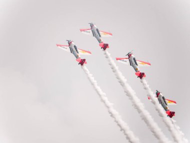 Chicago, IL - 18 Ağustos 2018: Akrobasi ekibi duman yollar şehrin üzerinde bırakarak ve aşağıdan yıllık hava ve su gösteriyi izledikten kalabalık eğlenceli stunts gerçekleştirir yağlar.