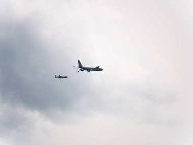 Chicago, IL - 18 Ağustos 2018: A Kc-135 yakıt ikmal Stratotanker bir A-10 thunderbolt II ile turbofan yedekte jet uçmak şehir yıllık hava ve su göstermek aşağıdan izlerken kalabalıklar vitrine üzerinde.