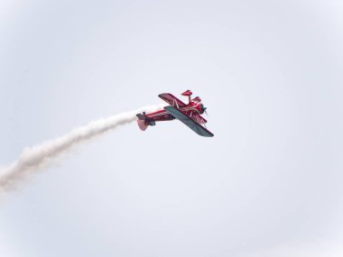 Chicago, IL - 18 Ağustos 2018: Susan Dacy 'Büyük yollar duman ve eğlenceli seyirci aşağıdan yıllık hava ve su gösteriyi izledikten bırakarak Red' stunts yapan kadın akrobasi.