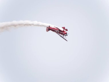 Chicago, IL - 18 Ağustos 2018: Susan Dacy 'Büyük yollar duman ve eğlenceli seyirci aşağıdan yıllık hava ve su gösteriyi izledikten bırakarak Red' stunts yapan kadın akrobasi.