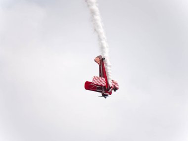 Chicago, IL - 18 Ağustos 2018: Susan Dacy 'Büyük yollar duman ve eğlenceli seyirci aşağıdan yıllık hava ve su gösteriyi izledikten bırakarak Red' stunts yapan kadın akrobasi.