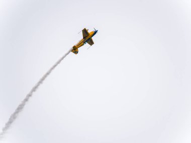 Chicago, IL - 18 Ağustos 2018: Matt Chapman ve kalabalık korku Firebirds Delta Takım aşağıda onlar yıllık hava ve su gösterisi sırasında şehrin üzerinde stunts gerçekleştirmek.