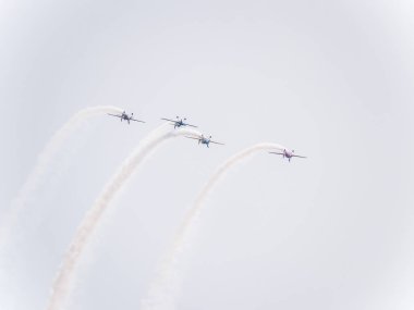 Chicago, IL - 18 Ağustos 2018: Matt Chapman ve kalabalık korku Firebirds Delta Takım aşağıda onlar yıllık hava ve su gösterisi sırasında şehrin üzerinde stunts gerçekleştirmek.