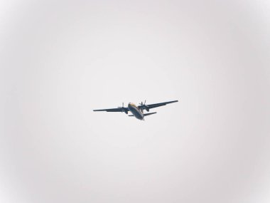 Chicago, IL - 18 Ağustos 2018: Üyeler yıllık hava ve su Fuarı nda açık kapı atlamak önce ABD Ordusu Golden Knights Fokker F-27 uçak yüksek gökyüzüne yükselir.