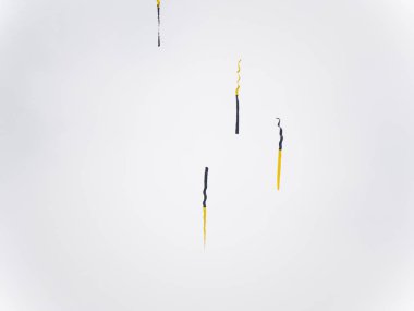 Chicago, IL - 18 Ağustos 2018: Siyah ve sarı flamalar ABD Ordusu Golden Knights paraşüt takımı gelen rüzgar yönü yıllık hava ve su gösterisi sırasında test etmek için gökten düşmek.