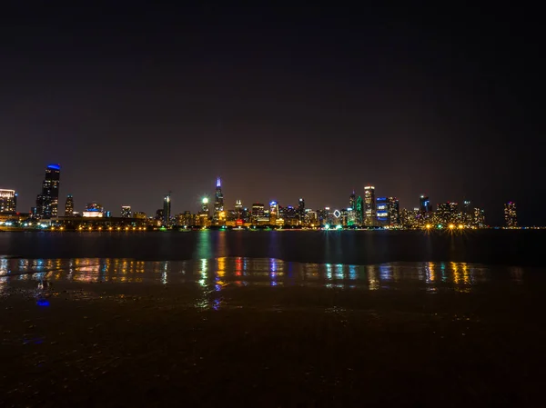 Vacker Lång Exponering Chicago Natt Skyline Foto Med Färgglada Röd — Stockfoto