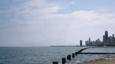 Chicago, IL - 17 Ağustos 2018: Matt Chapman ve kalabalık korku Firebirds Delta Takım onlar stunts şehrin yıllık hava ve su göstermek için üzerinde pratik olarak aşağıda.