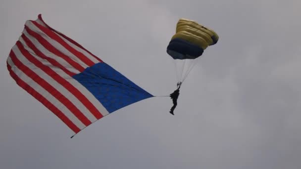 Chicago Augustus 2018 Een Lid Van United States Navy Sprong — Stockvideo