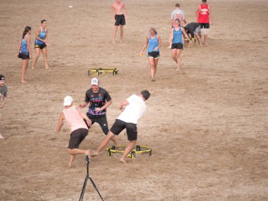 Chicago, Il - 25 Ağustos 2018: Kadın ve erkek Montrose Plajı'nda Chicago'da 2018 Spikeball Roundnet Derneği Midwest Tur serisi turnuvada Cumartesi öğleden sonra rekabet.