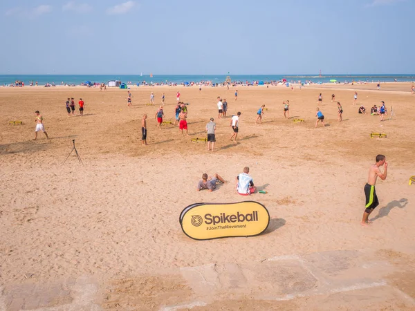 Chicago, Il - 25 Ağustos 2018: Kadın ve erkek Montrose Plajı'nda Chicago'da 2018 Spikeball Roundnet Derneği Midwest Tur serisi turnuvada Cumartesi öğleden sonra rekabet.