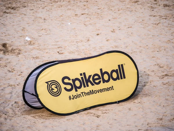 Chicago, Il - 25 Ağustos 2018: Kadın ve erkek Montrose Plajı'nda Chicago'da 2018 Spikeball Roundnet Derneği Midwest Tur serisi turnuvada Cumartesi öğleden sonra rekabet.