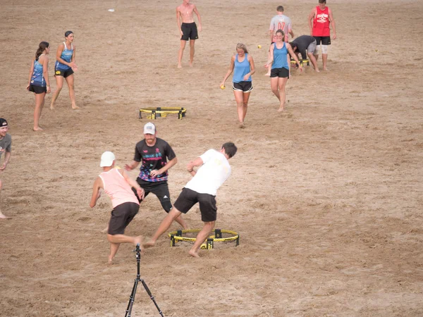 Chicago, Il - 25 Ağustos 2018: Kadın ve erkek Montrose Plajı'nda Chicago'da 2018 Spikeball Roundnet Derneği Midwest Tur serisi turnuvada Cumartesi öğleden sonra rekabet.