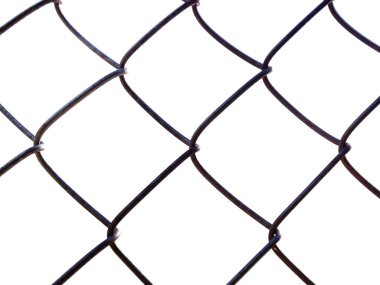 İzole koyu renkli chainlink çit kaplaması hafif korozyona ve üst soldan gelen pas ve doğal güneş aydınlatma beyaz zemin üzerine.